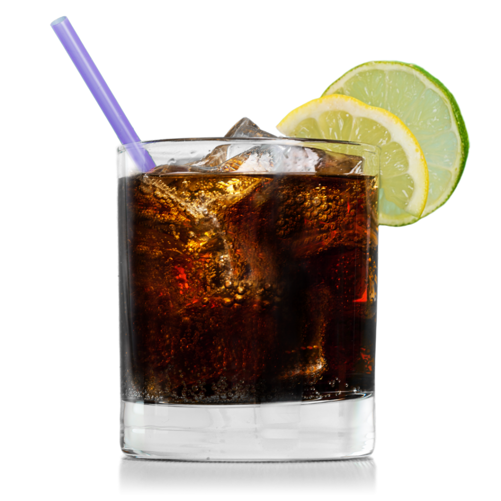 Szklanka, w której znajduje się whiskey z colą, cytryna i rurka do picia.